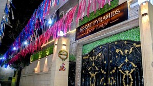 L'esterno del Great Pyramids View Lodge, con cancelli neri decorati e festoni.