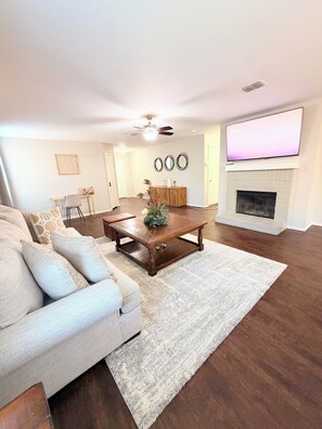 TV - Unwind In Style In Frisco - Next To UNT And Universal Studios (Frisco)