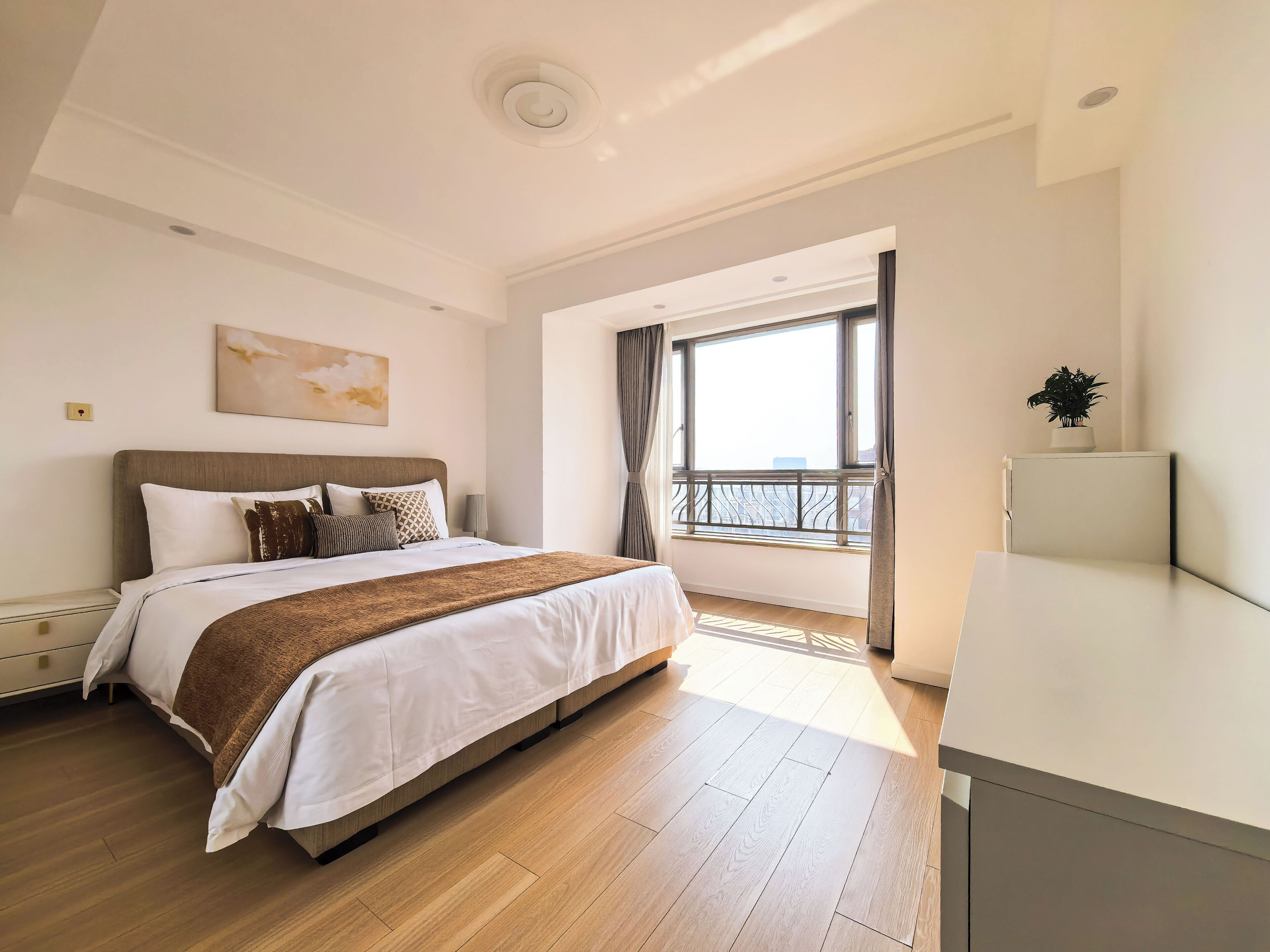 Kolmen hengen superior-huone, useita sänkyjä, tupakointi kielletty, kaupunkinäköala