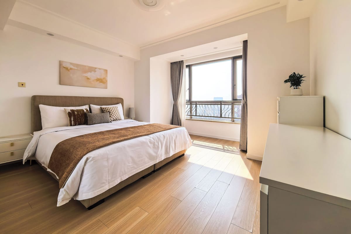 Kolmen hengen superior-huone, useita sänkyjä, tupakointi kielletty, kaupunkinäköala