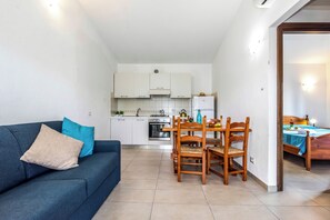 Family House, Multiple Bedrooms (Le Case Della Cinta 2 a 300 Mt Dal) | Living area | 21-inch TV with cable channels - Le Case Della Cinta Hosue (San Teodoro)