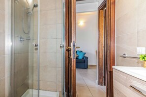 Maison Familiale, plusieurs chambres (Le Case Della Cinta 2 a 300 Mt Dal) | Salle de bain | Douche, sèche-cheveux, bidet, serviettes fournies