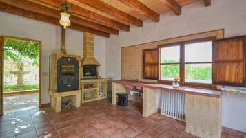 Classic House, 3 Bedrooms | Living room