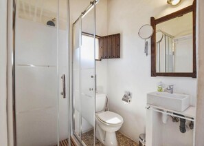 Nhà tiện nghi đơn giản, 3 phòng ngủ | Phòng tắm | Buồng tắm vòi sen 