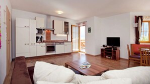 Un salon moderne avec un canapé, une table basse et un téléviseur.