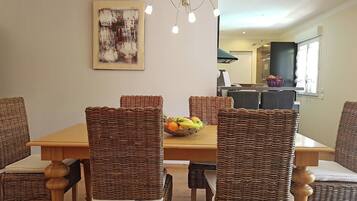 Classic Villa, 3 Bedrooms | Dining