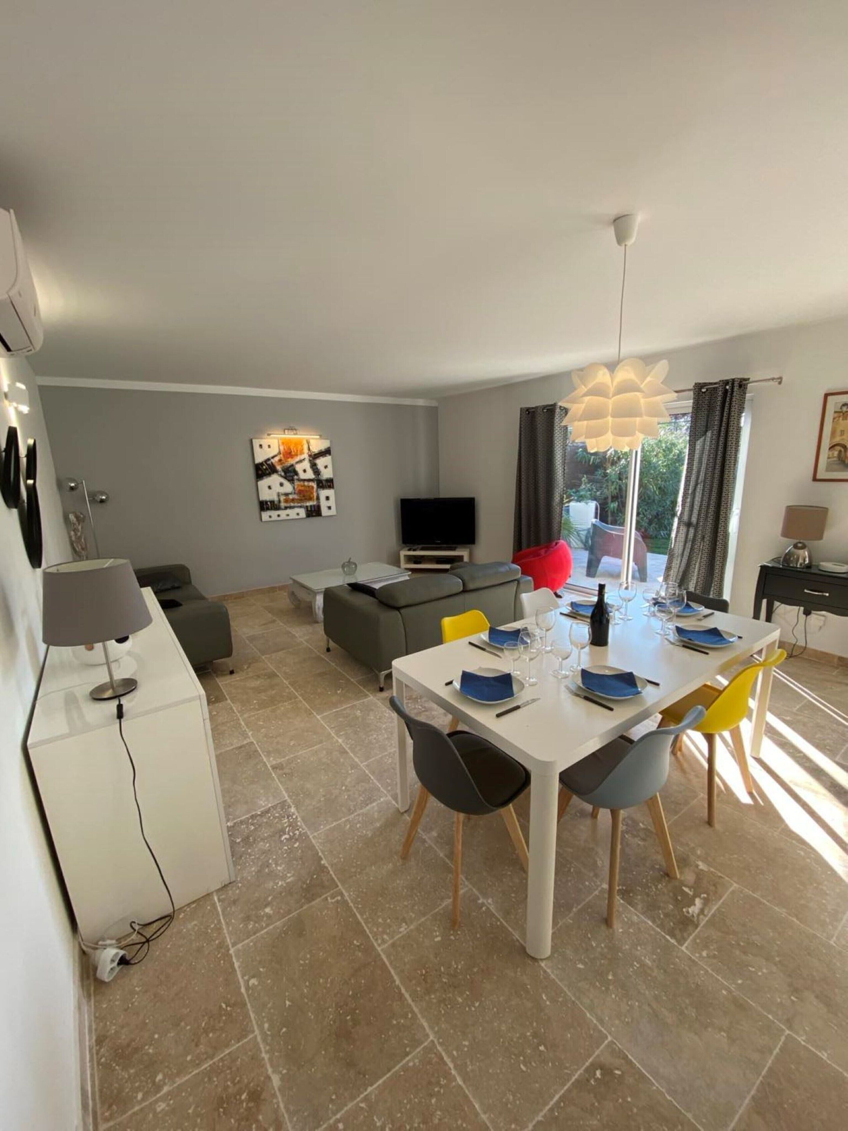 Comfort Villa, 3 Bedrooms | Living room