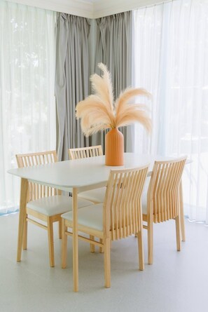 Villa, 4 chambres, fumeur, piscine privée | Salle à manger