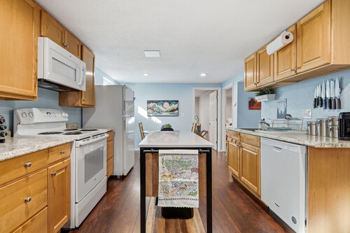 Near Denver-Sep Entrance-W/D-Park Access-Parking-Backyard