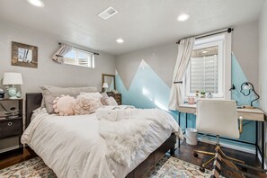 2 bedrooms, desk, iron/ironing board, free WiFi - Near Denver-Sep Entrance-W/D-Park Access-Parking-Backyard (Lakewood)
