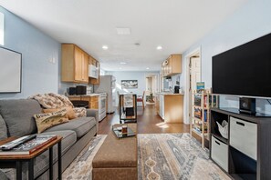 Smart TV, books - Near Denver-Sep Entrance-W/D-Park Access-Parking-Backyard (Lakewood)