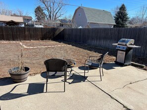 Outdoor dining - Near Denver-Sep Entrance-W/D-Park Access-Parking-Backyard (Lakewood)