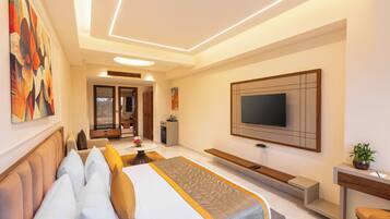 Una habitación de hotel moderna con cama, televisor, escritorio y zona de estar.