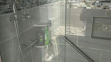 Douche, baignoire Ă jets, sĂšche-cheveux, bidet