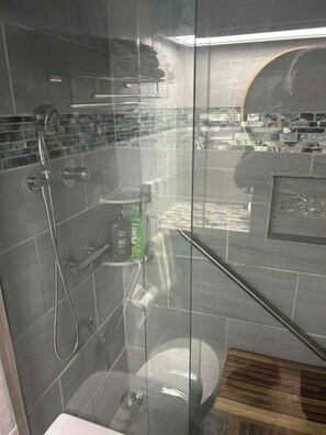 Shower, jetted bath, hair dryer, bidet - 3 Suites BnB 2 persons per suite 1 night min  breakfast inc. (Naalehu)