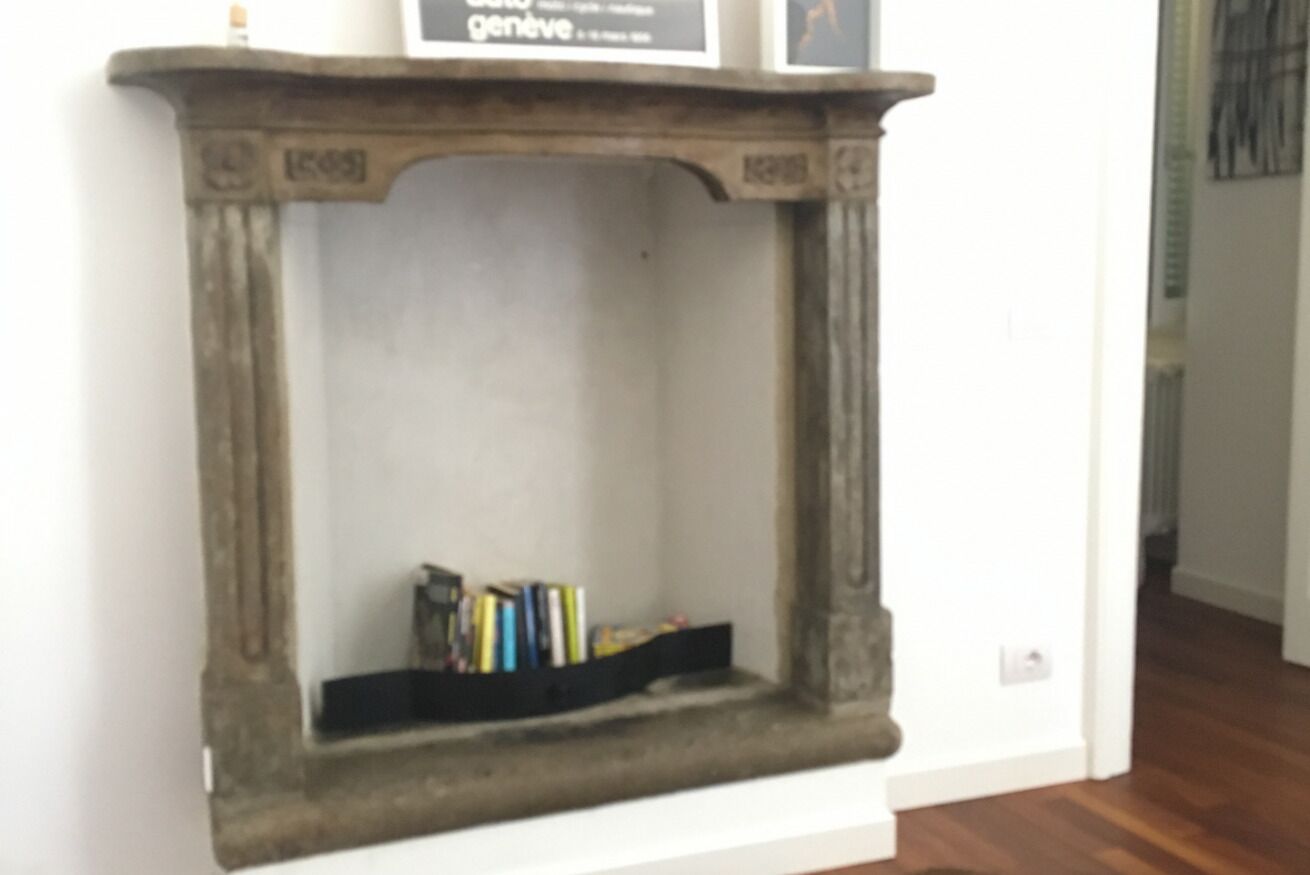 Eine Wandregal mit einigen Büchern und einem kleinen Dekoartikel.