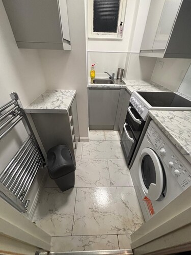  Cozy Self Contained Studio: 5 min to the train station, 20-minute walk City MK,