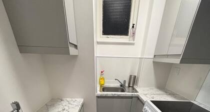 Cozy Self Contained Studio: 5 min to the train station, 20-minute walk City MK,