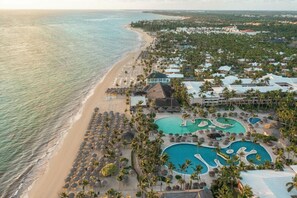 Ein Resort mit Strand, mehreren Schwimmbecken und Blick auf den Ozean.