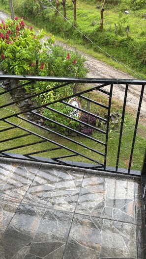 Property grounds - Perfect 1-bedroom cabin in cool Monteverde for a relaxing stay (Monteverde)
