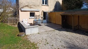 A two-story house with a patio area, a wooden deck, and a gravel driveway. - A break in the countryside. If you want peace and quiet and authenticity, (Cirey)