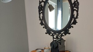 A vanity table with a mirror, a kettle, cups, and a tea set. - A break in the countryside. If you want peace and quiet and authenticity, (Cirey)