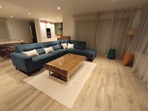 Fernseher, Tischfußball, Bücher