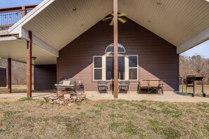 Outdoor dining - Viewing Deck! Scenic Sanctuary in Mountain Home (Mountain Home)