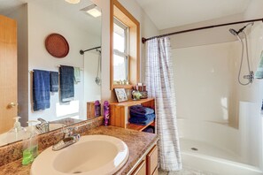 Bathroom - Viewing Deck! Scenic Sanctuary in Mountain Home (Mountain Home)