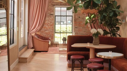 Charming bed & breakfast in delightful Kansas City with cozy vibes