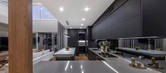 Luxury modern house , Free parking , Pet alow