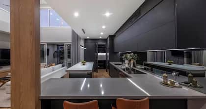 Luxury modern house , Free parking , Pet alow