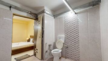 Deluxe Room, City View | Bathroom