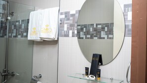 Towels, soap, shampoo, toilet paper - EMMIE HOTEL (Legazpi)