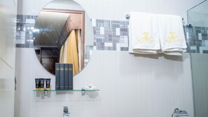 Deluxe Triple Room, Non Smoking | Bathroom - EMMIE HOTEL (LEGAZPI CITY)