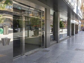 Ein modernes Gebäude mit großen Glasfenstern und einem gefliesten Boden.