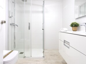 Dusche, Haartrockner, Handtücher