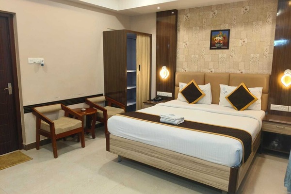 Hypo-allergenic bedding available, desk, WiFi (free), bed sheets