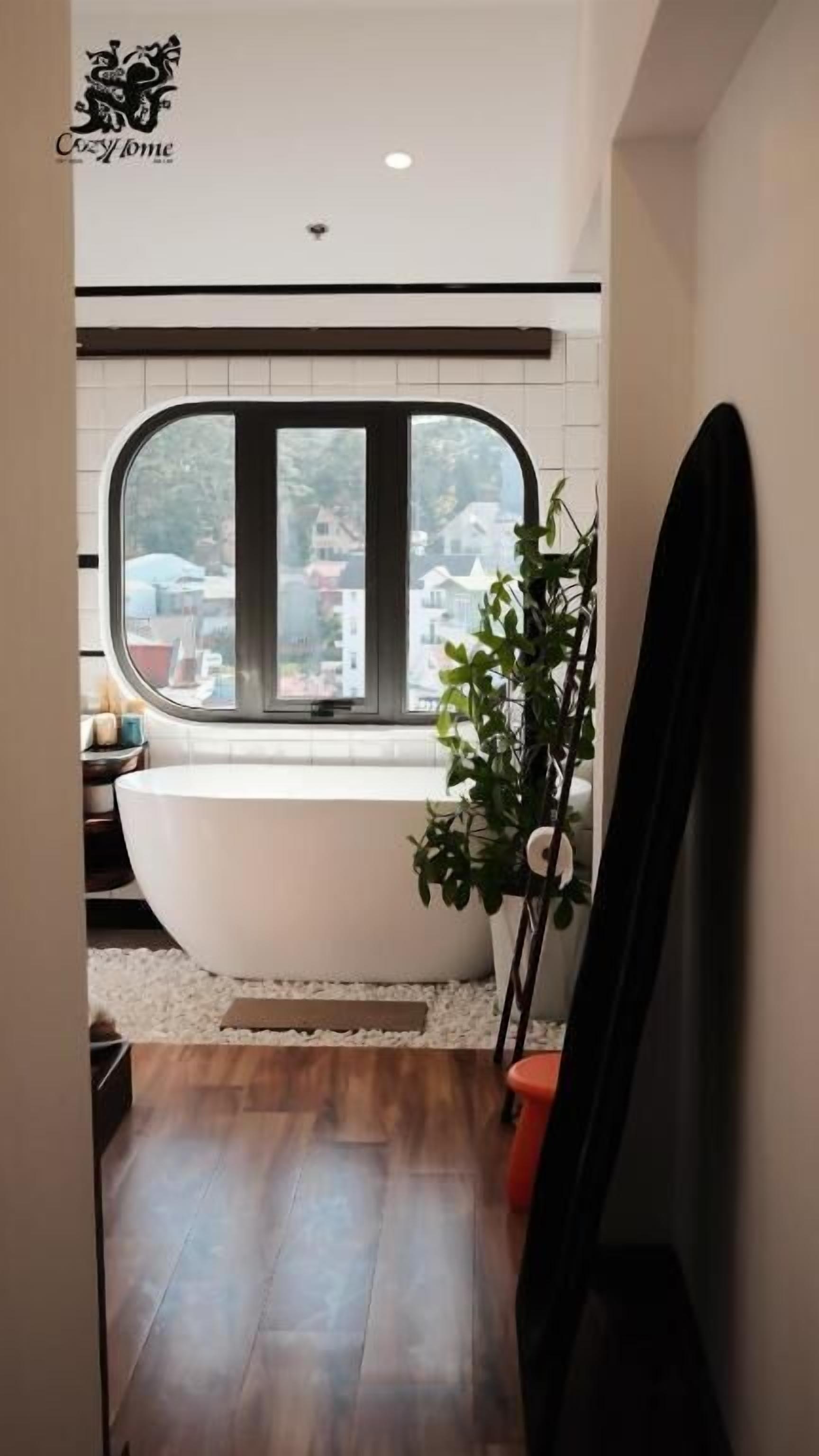 Deluxe Suite, Balcony, City View | Bathroom | Separate tub and shower, hair dryer, slippers, towels