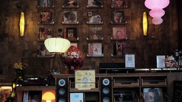 Un muro con quadri incorniciati, una luce a parete e un oggetto decorativo.