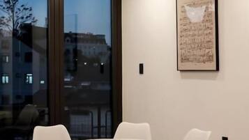 Deluxe Apartment, Balcony, City View | Tempat makan