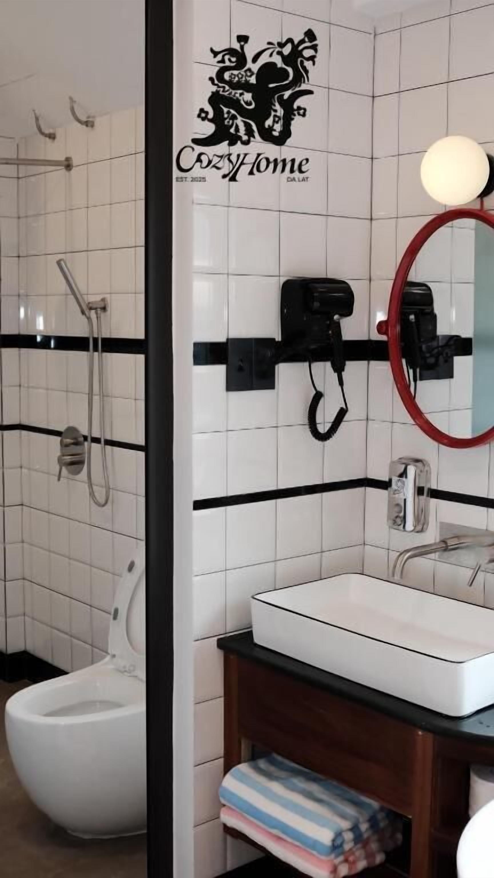 Un baño con un lavabo blanco, un espejo y un perchero para toallas.