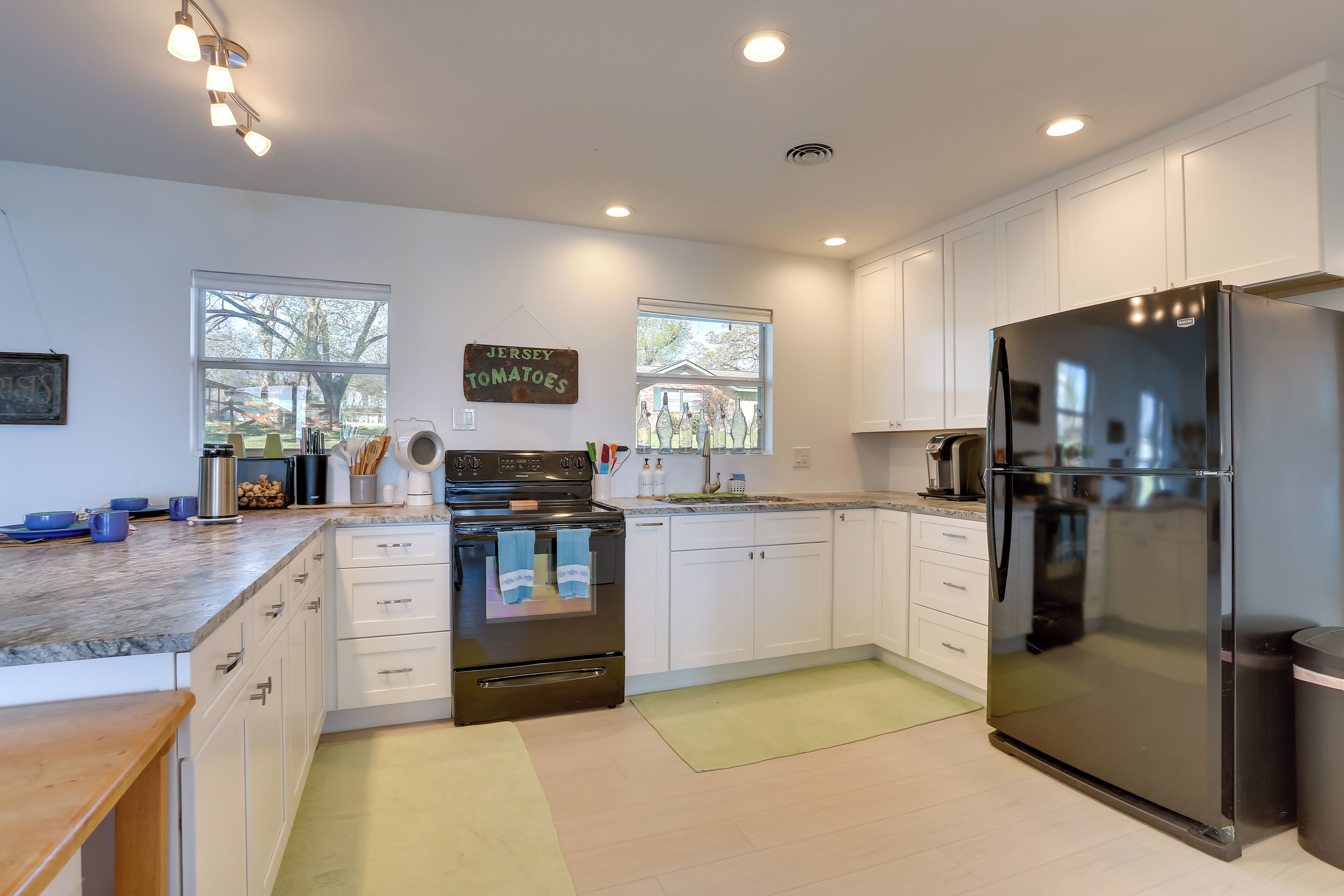 Coffee/tea maker, fridge, microwave, stovetop