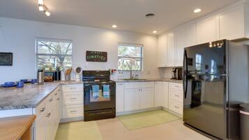 Coffee/tea maker, fridge, microwave, stovetop