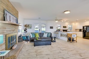 Living area - 'The Lake House' w/ Dock & Patio in Livingston (Livingston)