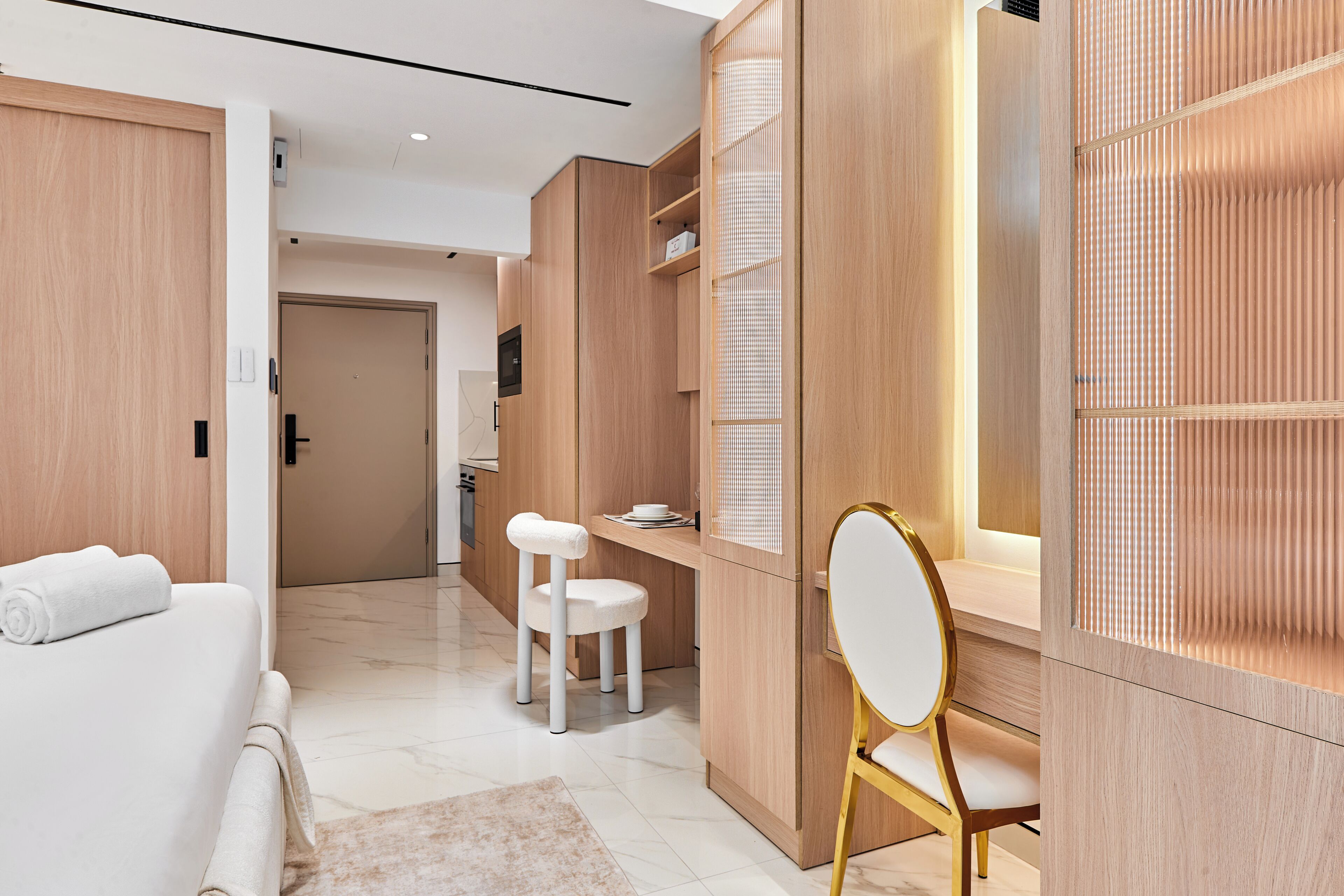 Une chambre d’hôtel moderne équipée d’un lit, d’un bureau, d’une chaise et d’une armoire.