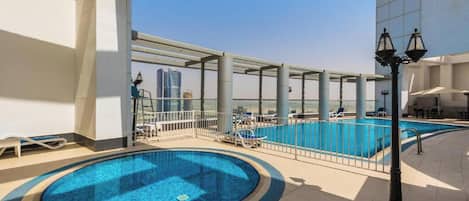 ดีลักซ์อพาร์ทเมนท์, วิวเมือง | สระว่ายน้ำ