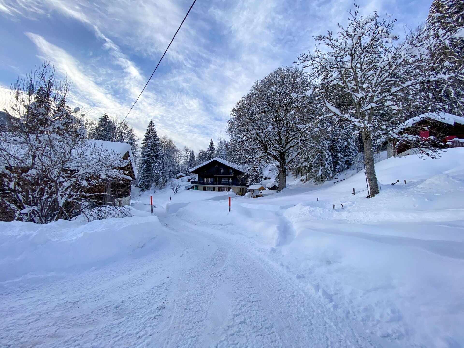 Nuage, Ciel, Neige, Fenêtre, Bâtiment, Pente, Plante, Arbre, Terrain, Maison