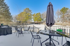 Outdoor dining - Endless Fun! Family Home w/ Spacious Yard in Clive (Clive)