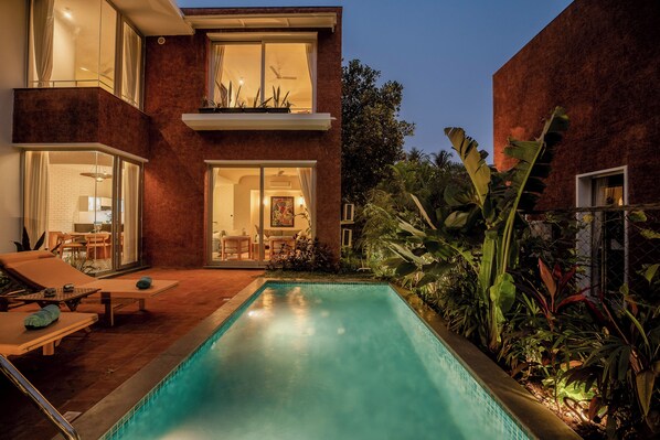 A modern house with a swimming pool, a dining area, and a well-maintained garden. - Vida Pacifica Villa (Verla Canca)